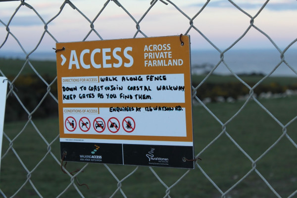 https://www.walkingaccess.govt.nz/assets/cead354287/2013-RWNZ-signage-on-farm-fence-near-Bull-Creek-Otago-2__ResizedImageWzYwMCw0MDBd.JPG